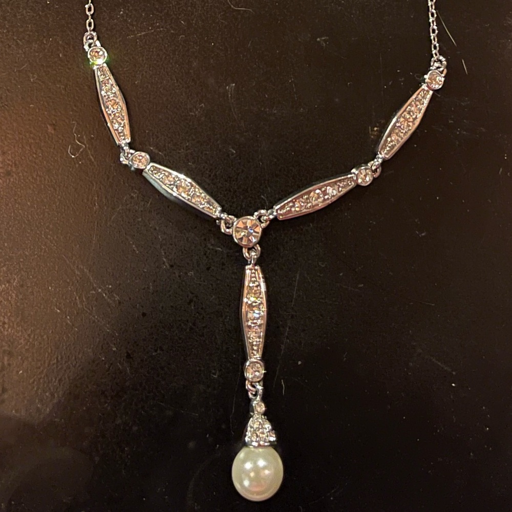 Silver tone teardrop necklace with pearl